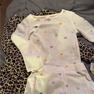 PRICE IS for rack piece

Heart Pattern or animal pattern Pajama Set for girls